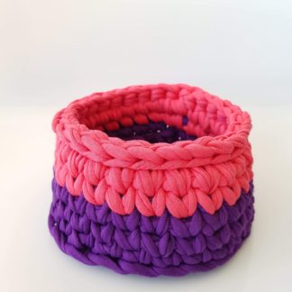 Panier artisanal rond, fushia et violet