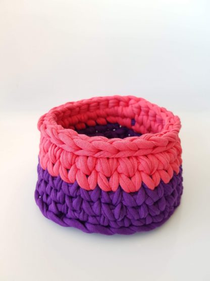 Panier artisanal rond, fushia et violet