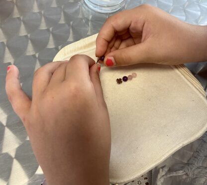 Ateliers anniversaires d’enfants - Fabrication d'un bracelet de lithothérapie – Image 2