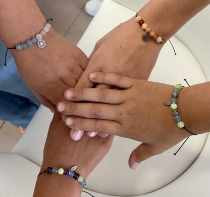 Ateliers anniversaires d’enfants - Fabrication d'un bracelet de lithothérapie – Image 6